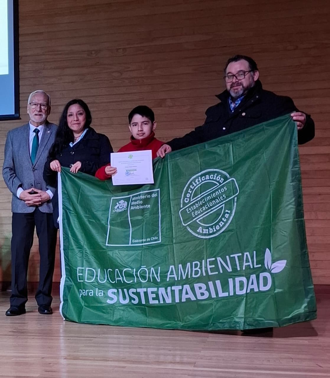 Representantes de la escuela recibiendo certificación ambiental