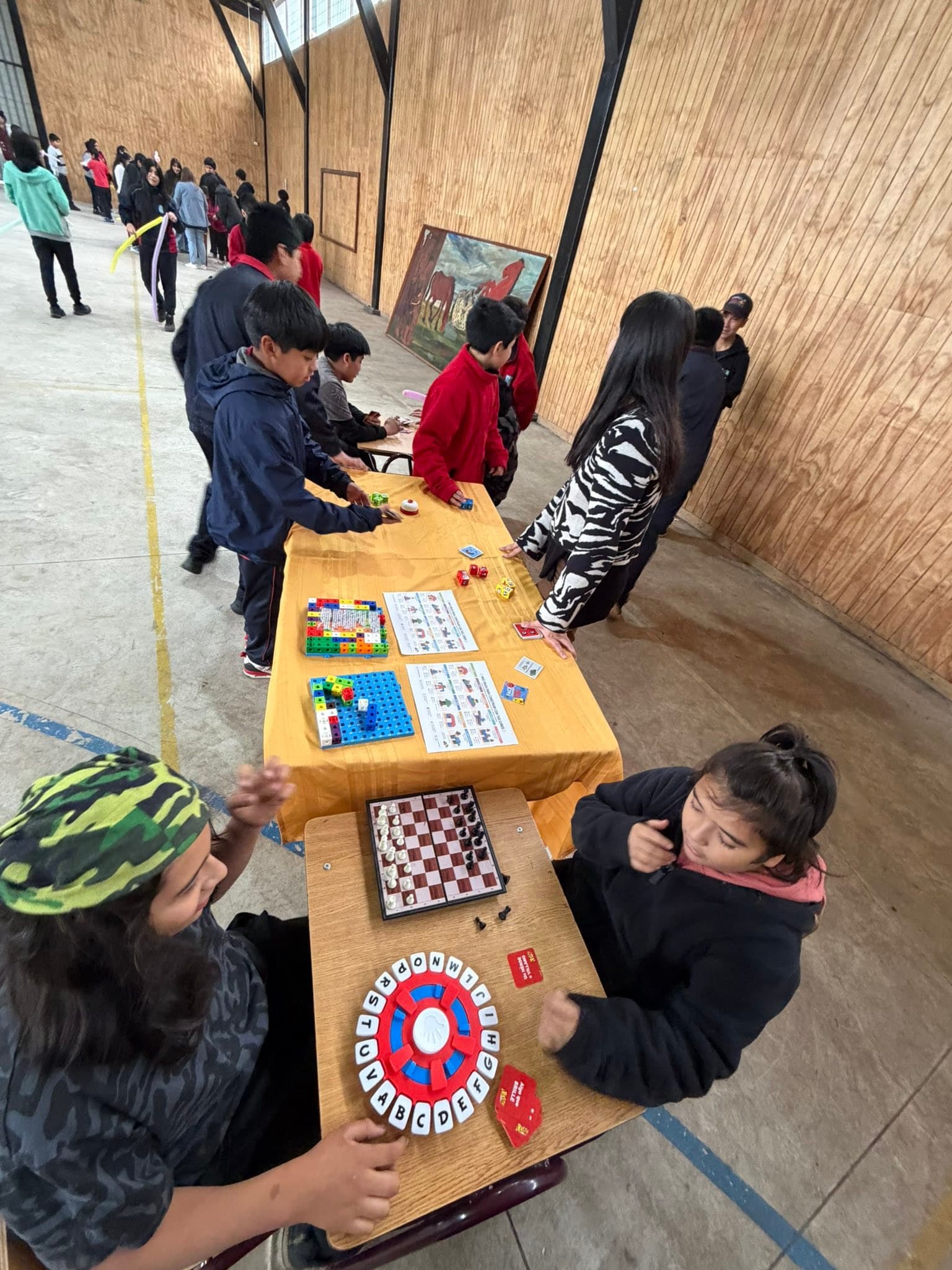 Estudiantes participando en juegos de mesa y actividades de aprendizaje