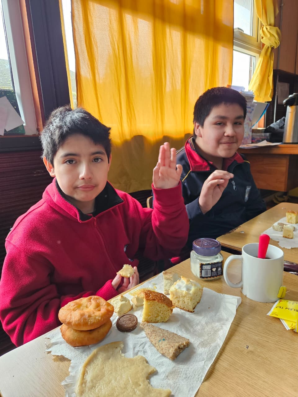 Estudiantes compartiendo alimentos durante una actividad de matetún en la escuela