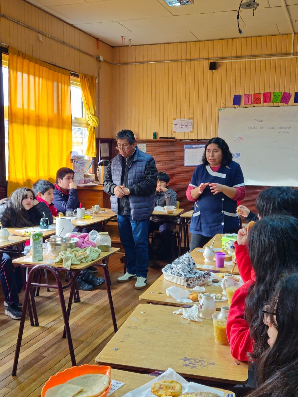 Integrantes de la comunidad educativa acompañando una instancia de matetún con estudiantes