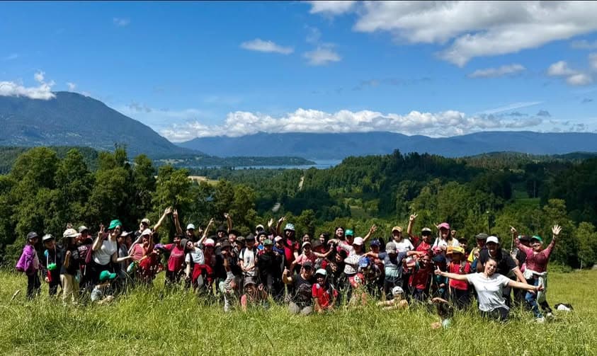 Grupo de estudiantes en una salida pedagógica por el territorio