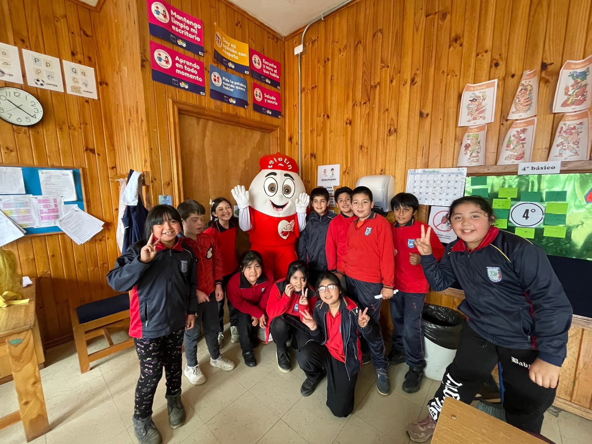 Estudiantes compartiendo una actividad solidaria en sala de clases