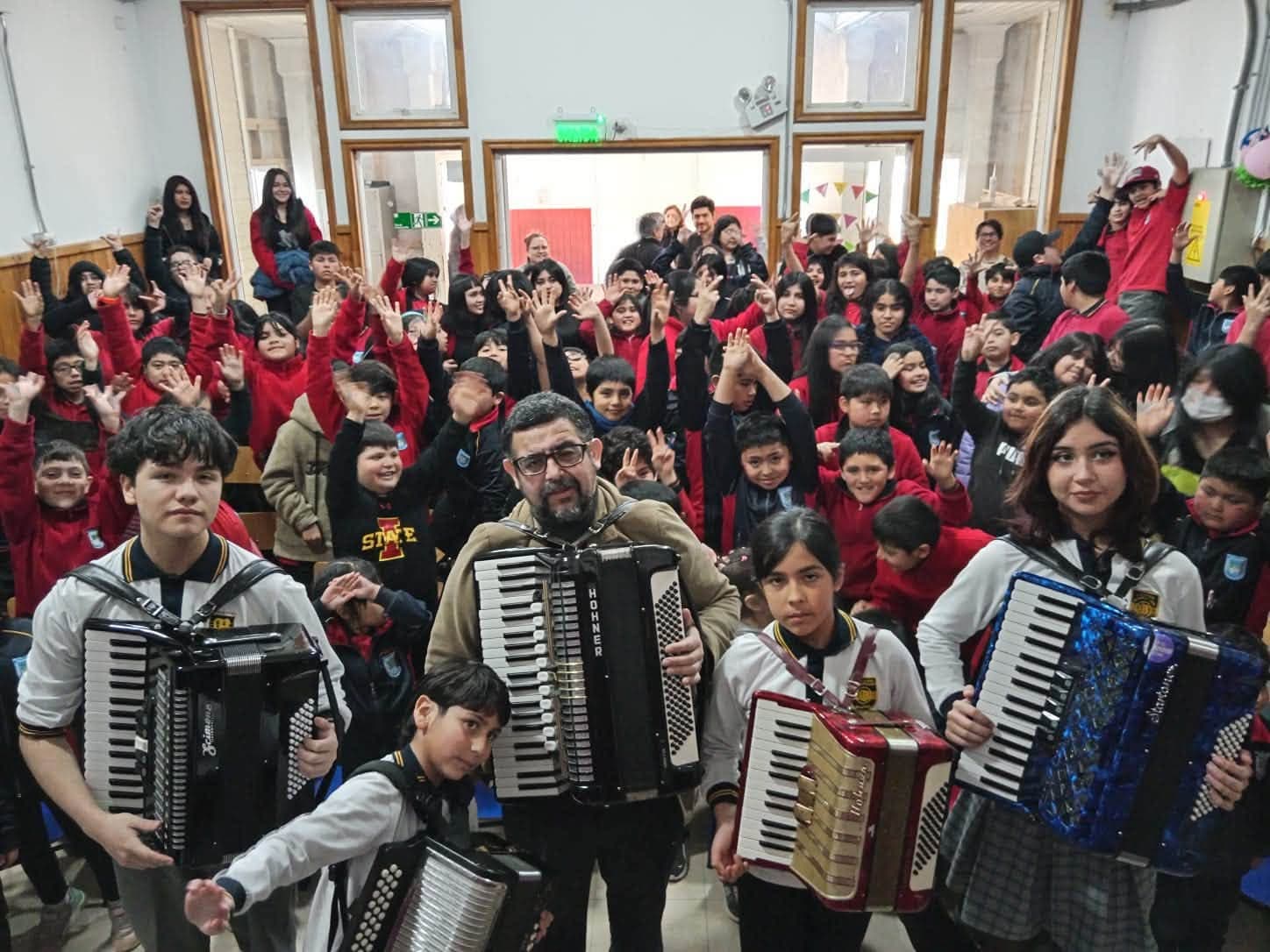 Músicos de Acordeones Bach junto a estudiantes de la Escuela Rural Pullinque