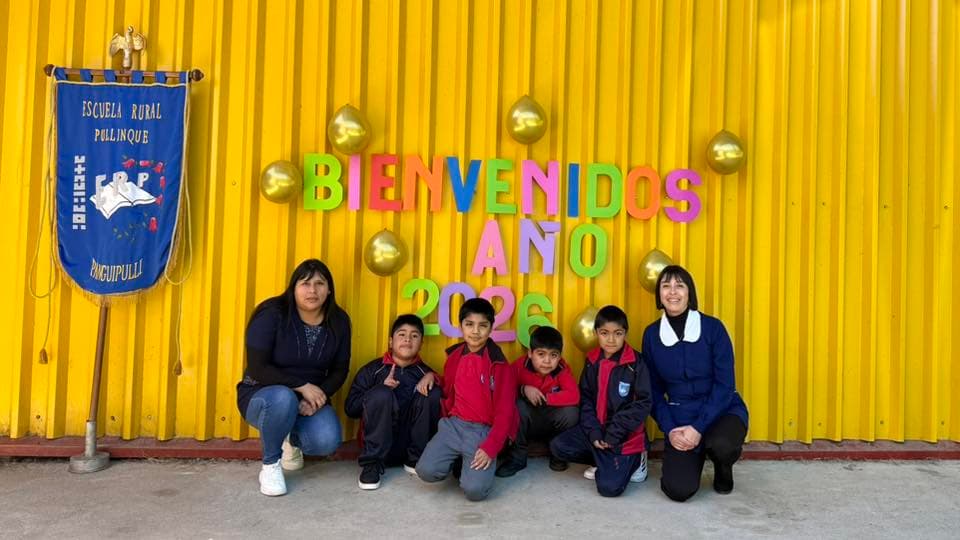 Grupo de estudiantes y equipo educativo durante el inicio del año escolar 2026
