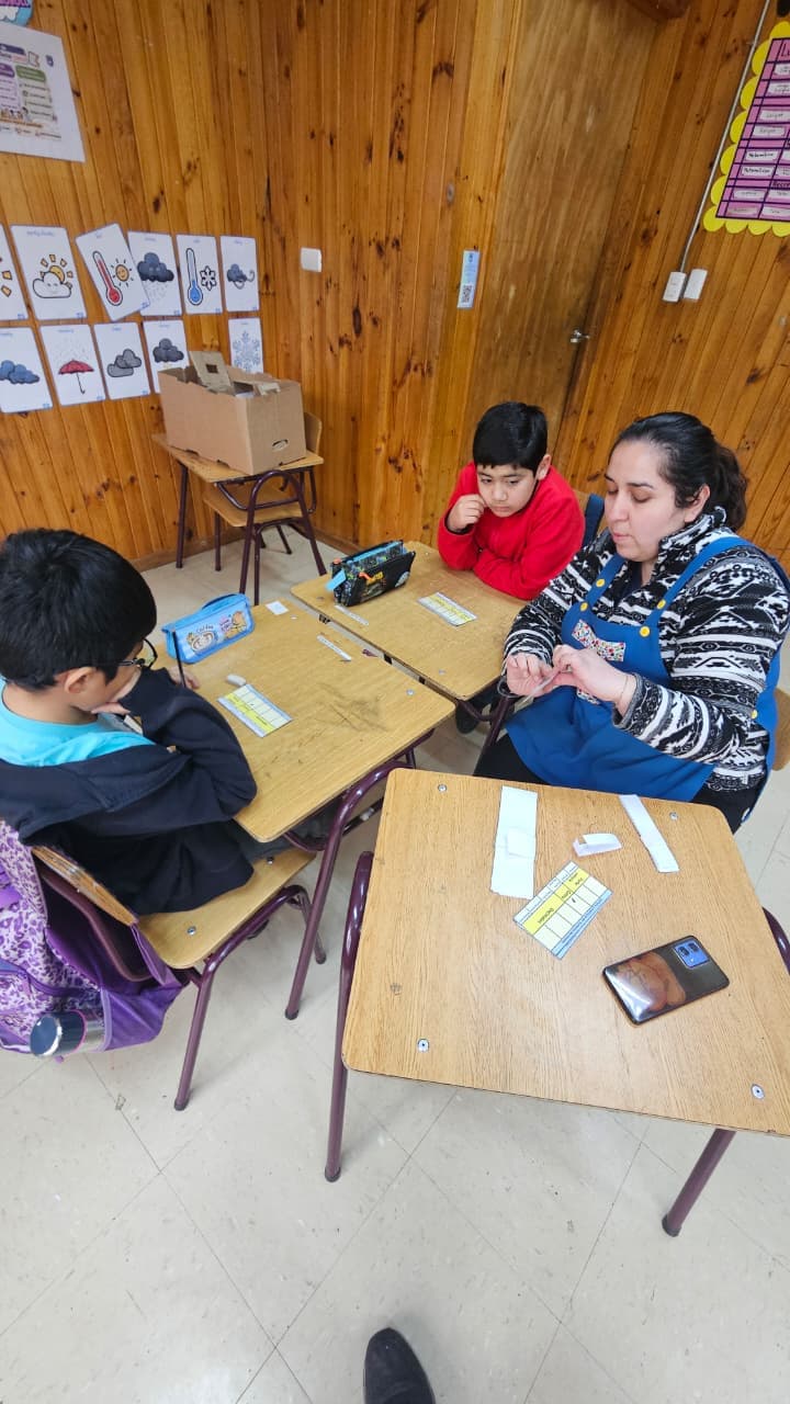 Estudiantes de cuarto básico participando en una actividad colaborativa acompañada por una adulta
