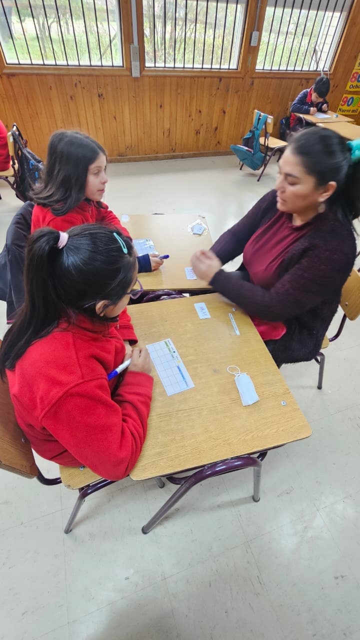 Grupo de estudiantes de cuarto básico dialogando durante una experiencia de aprendizaje