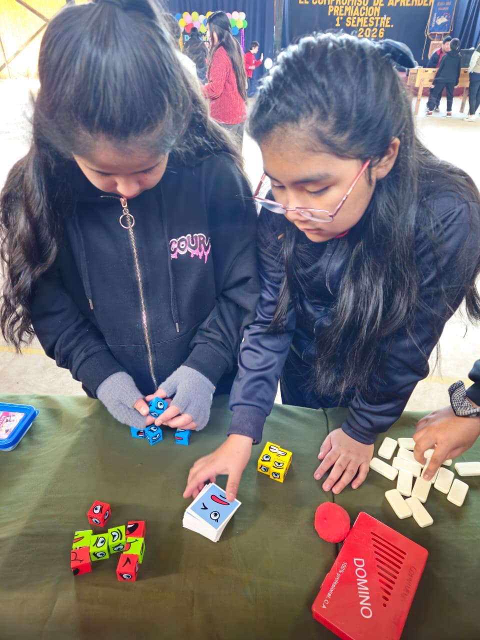Estudiantes compartiendo juegos de mesa durante la jornada del Día del Niño