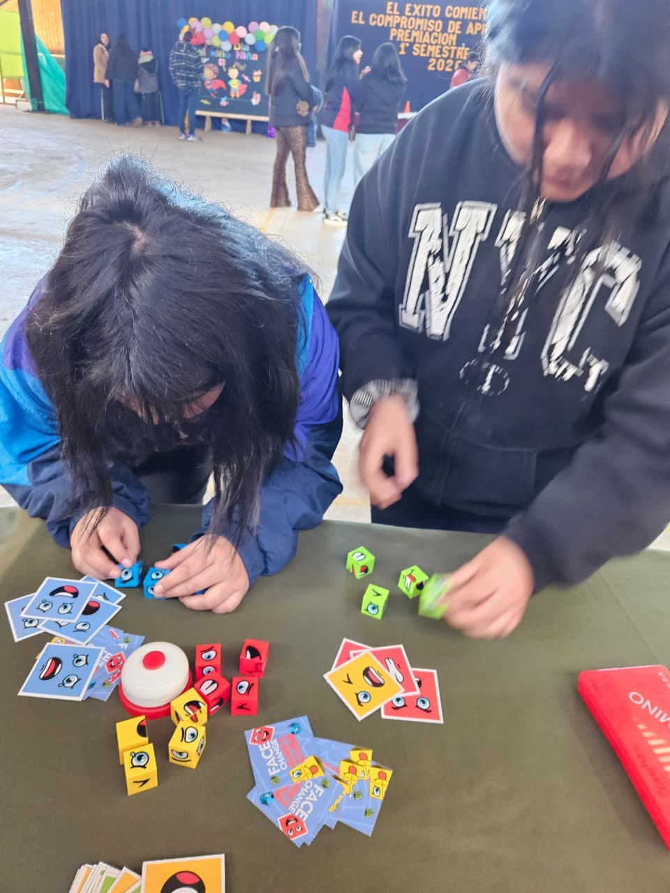 Estudiantes participando en un desafío recreativo de rapidez y atención