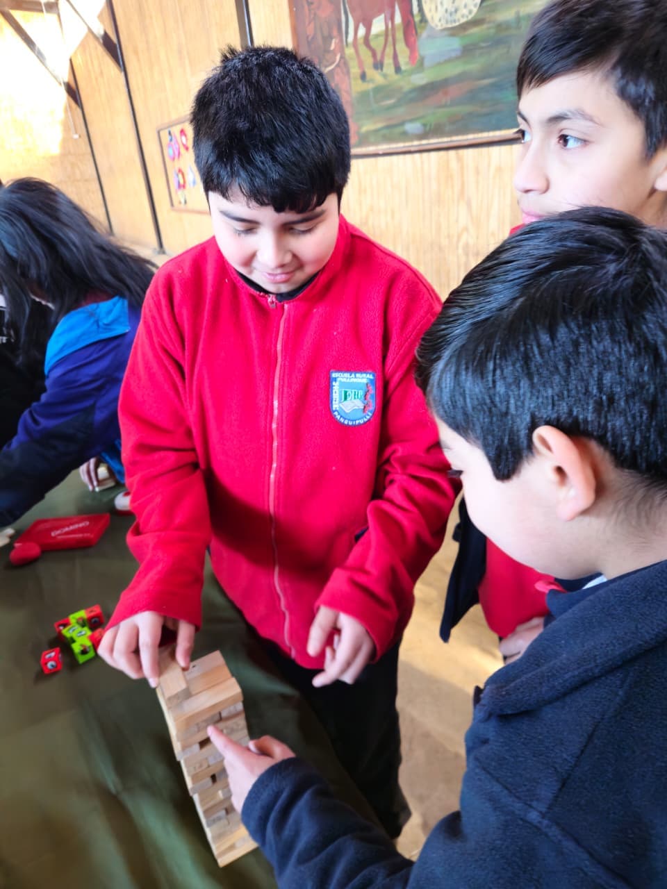 Grupo de estudiantes disfrutando un juego de destreza durante la celebración