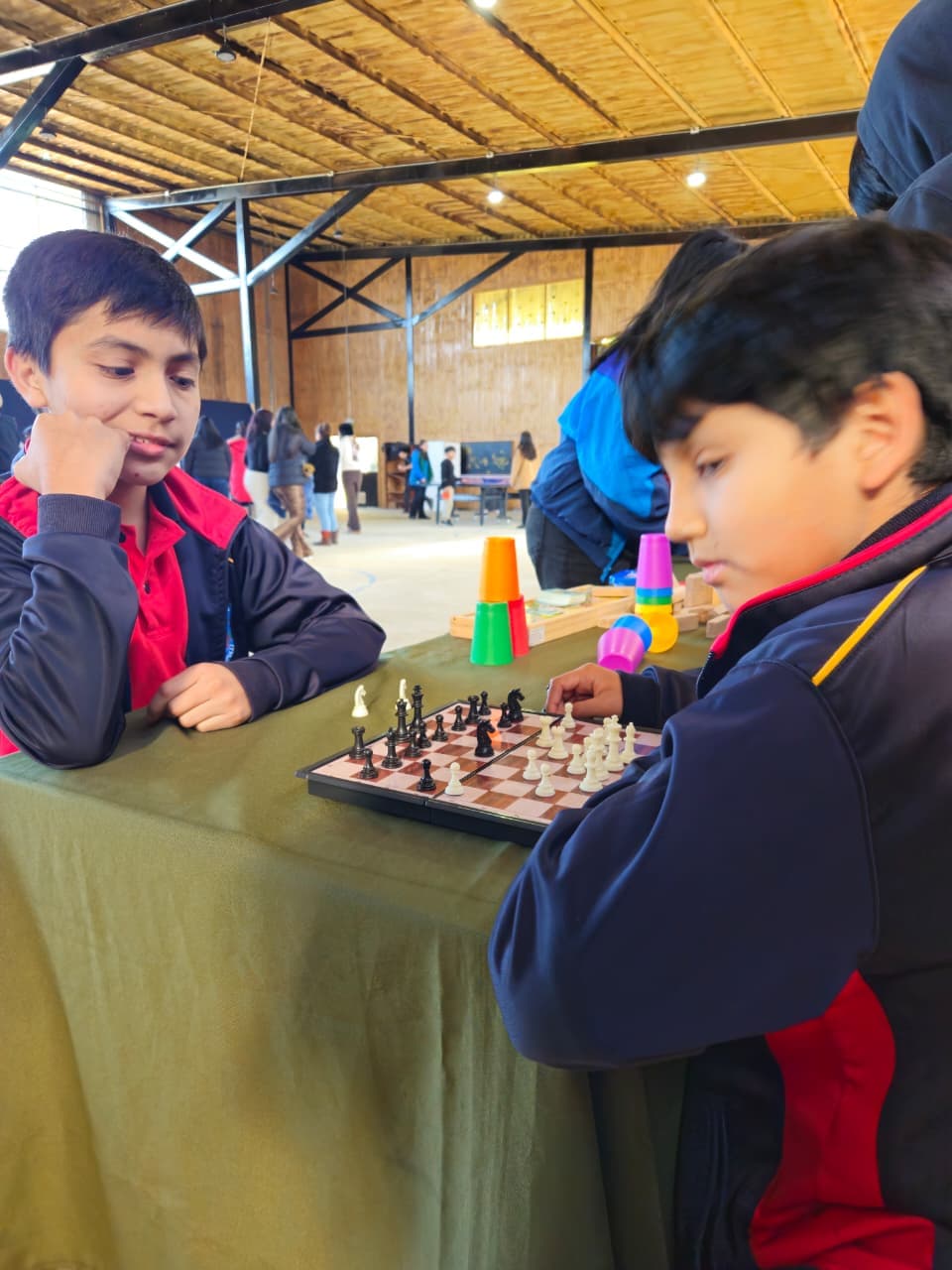 Dos estudiantes compartiendo una partida de ajedrez durante la jornada