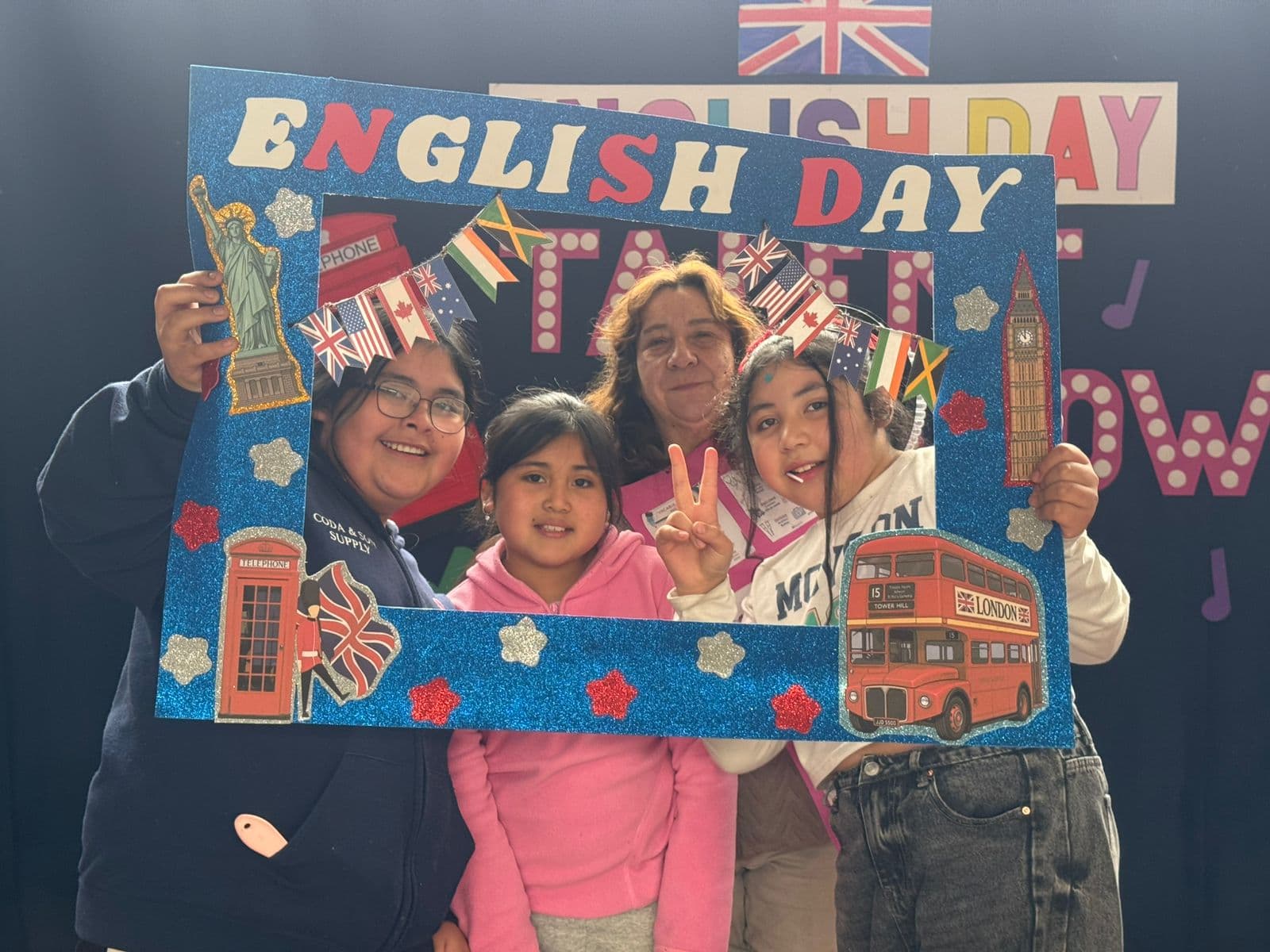 Integrantes de la comunidad escolar compartiendo una fotografía en el marco English Day