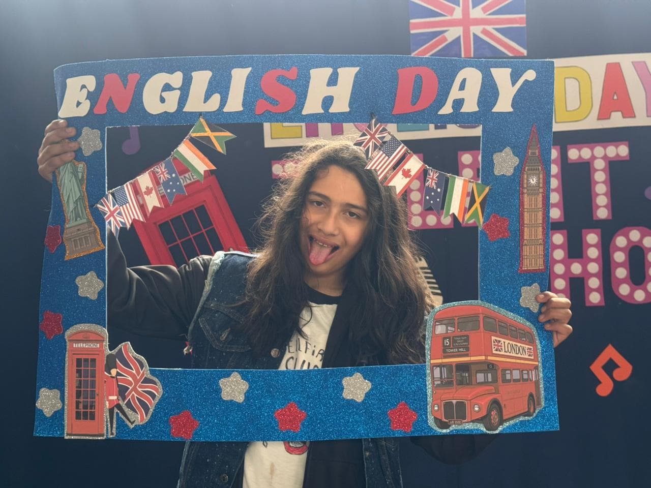 Estudiante participando en el rincón de fotografías de English Day