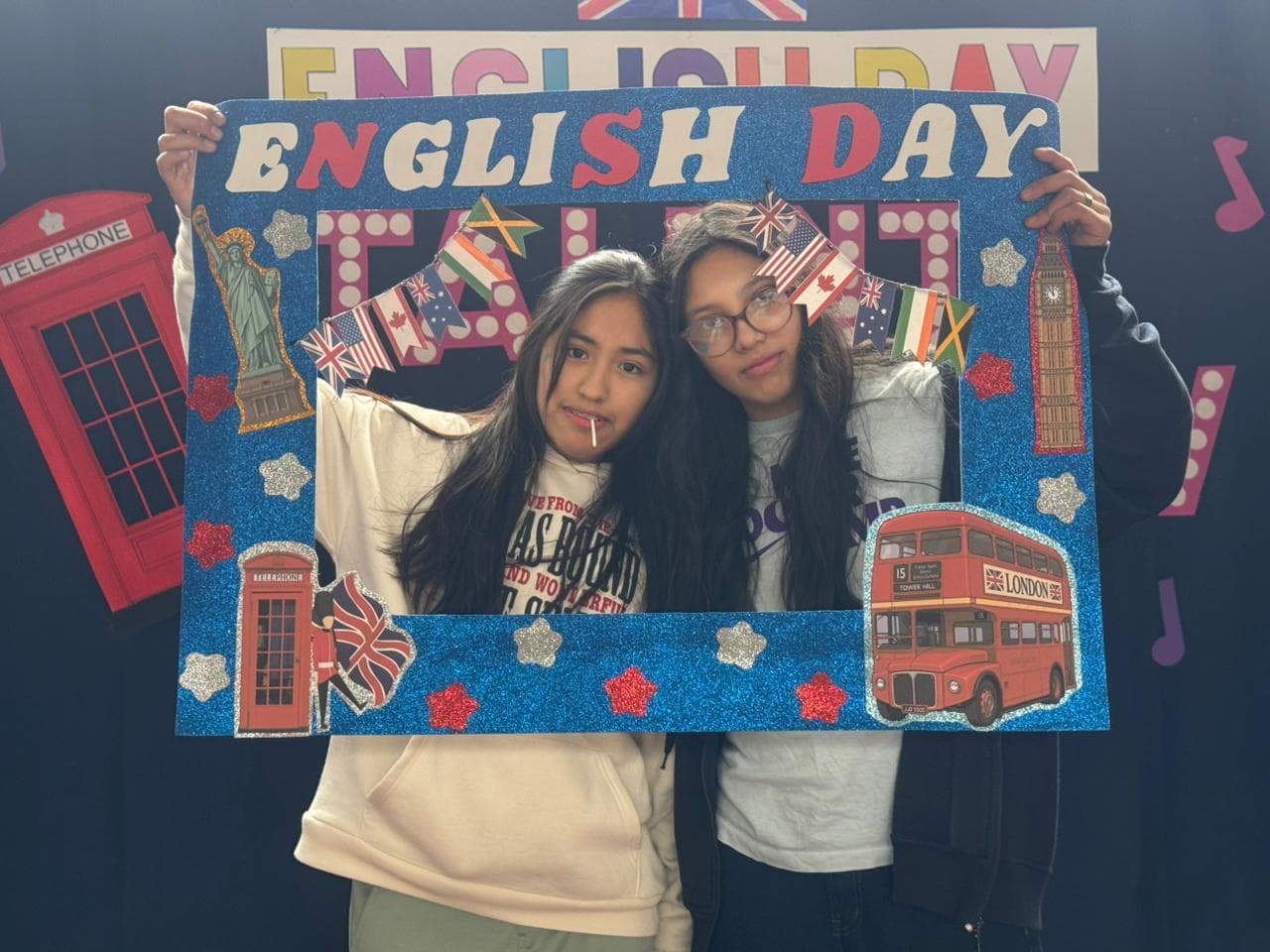 Dos estudiantes compartiendo el marco English Day durante la celebración