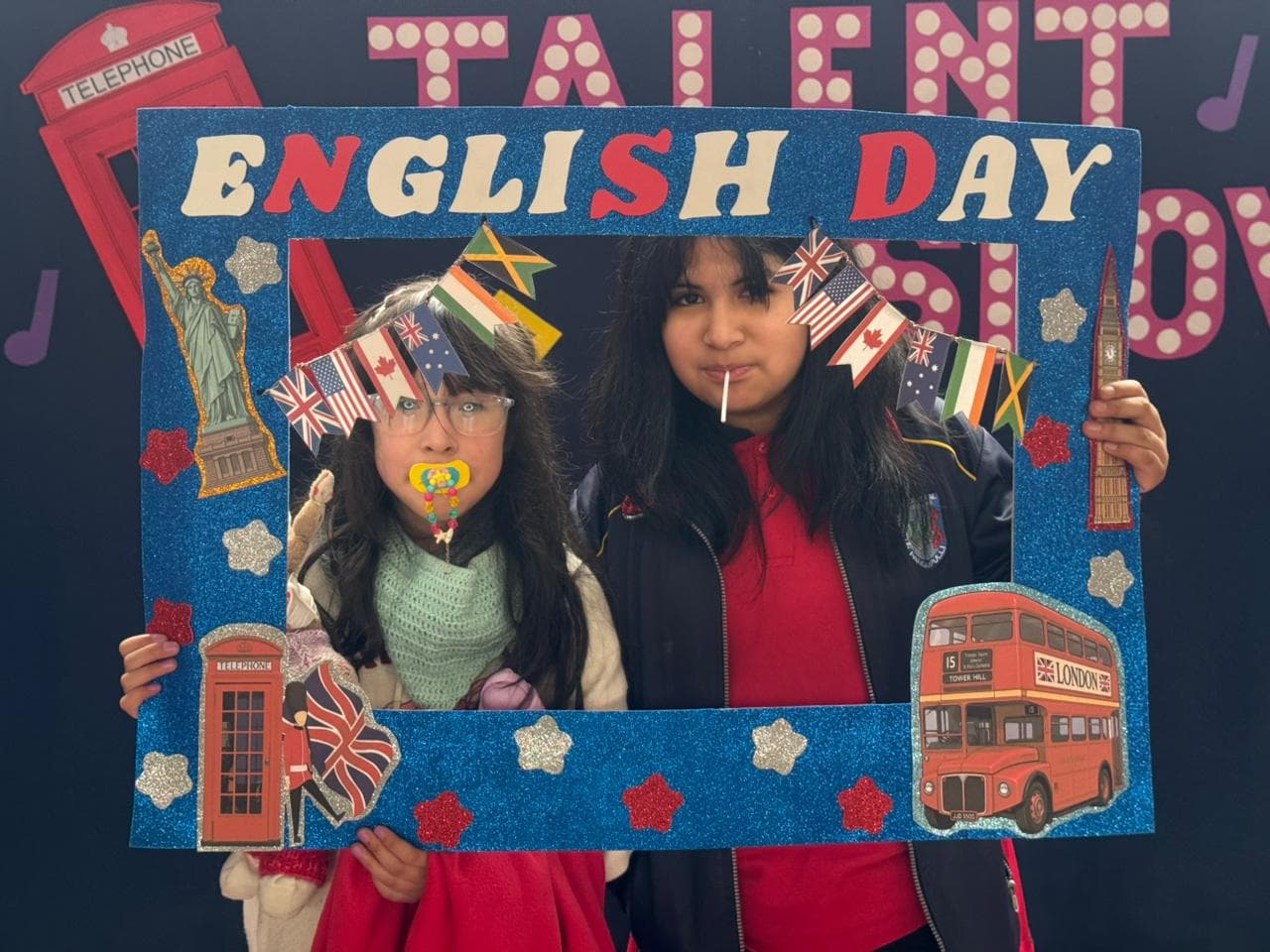 Estudiantes con accesorios festivos en el espacio English Day de la escuela