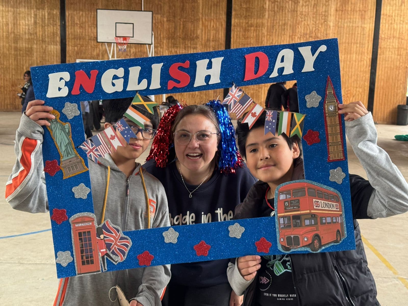 Integrantes de la comunidad educativa con accesorios de colores durante English Week
