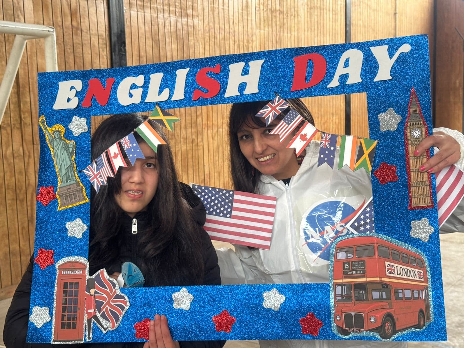 Participantes con una caracterización de astronauta y banderas en English Day