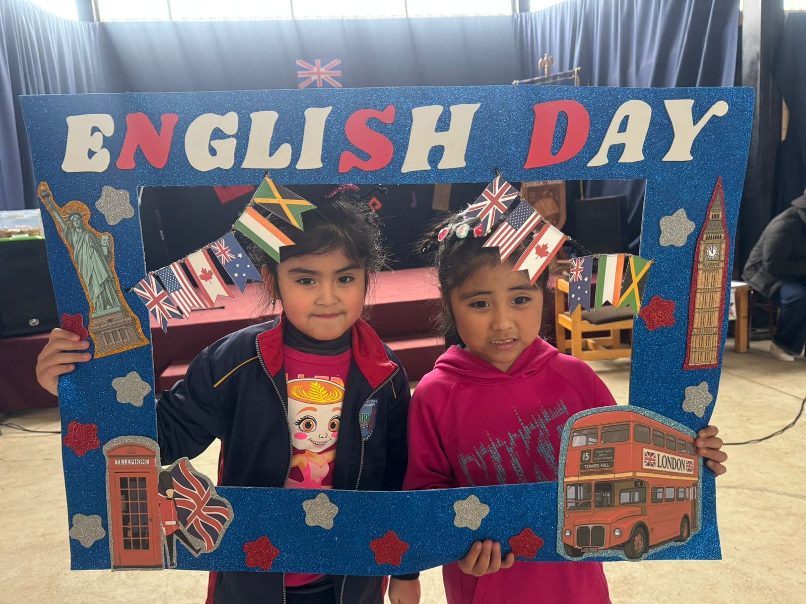 Estudiantes compartiendo una fotografía frente al escenario de English Week