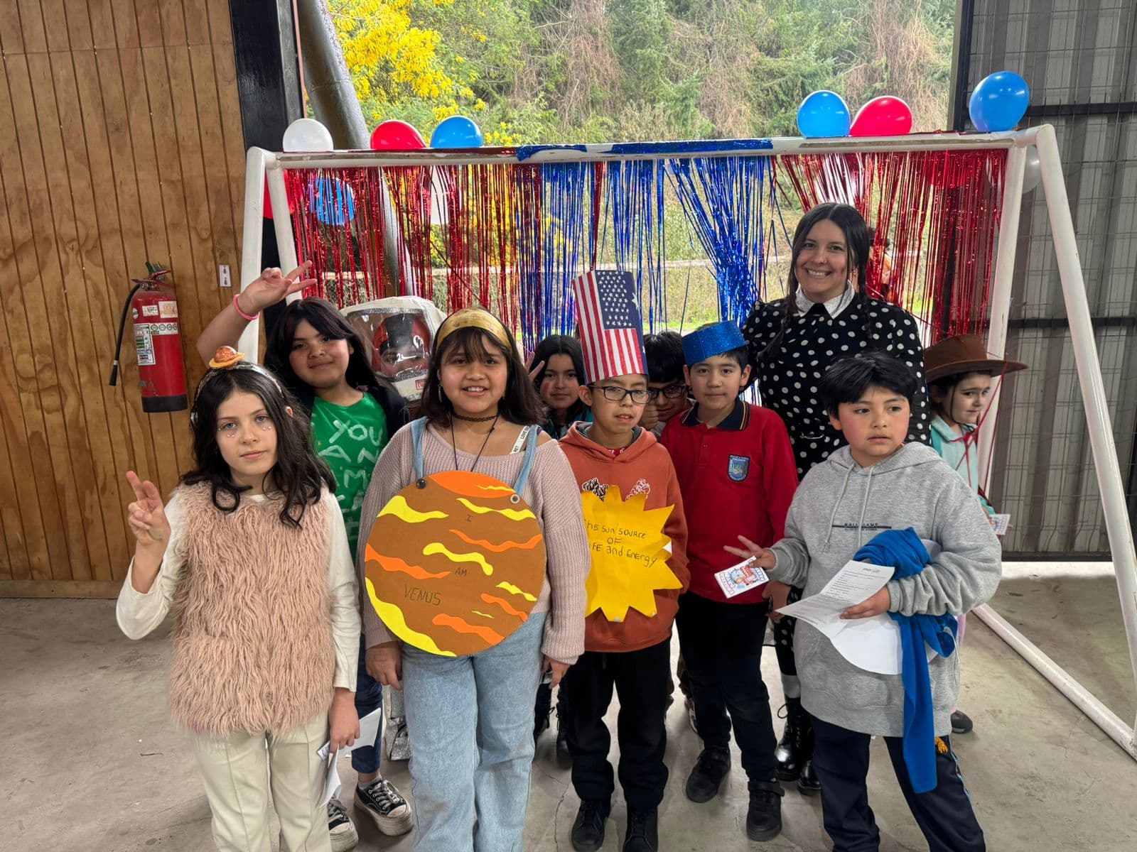 Grupo de estudiantes con vestuarios y accesorios del sistema solar durante English Week