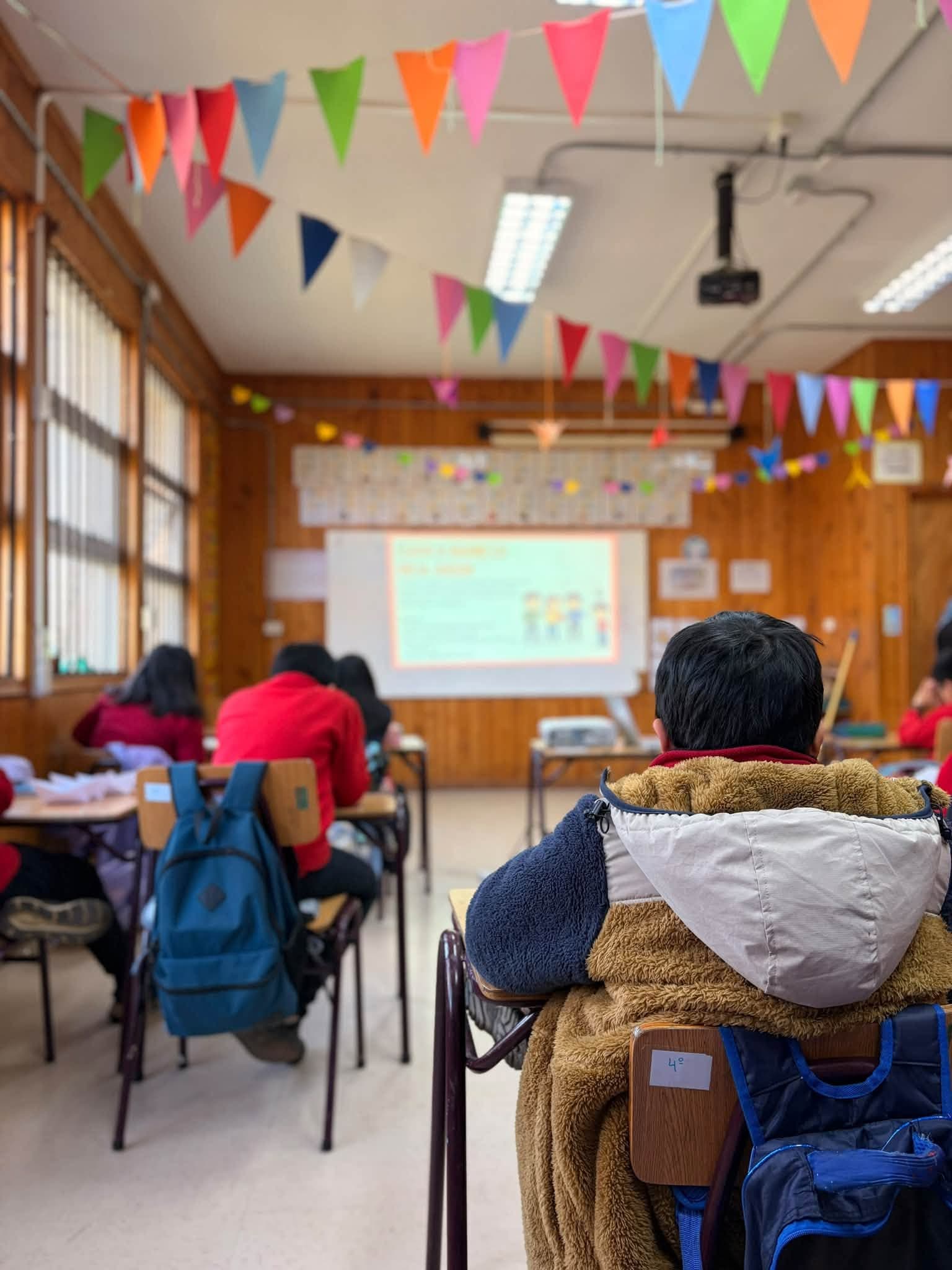 Estudiantes de 4° básico participan en una actividad reflexiva sobre convivencia escolar