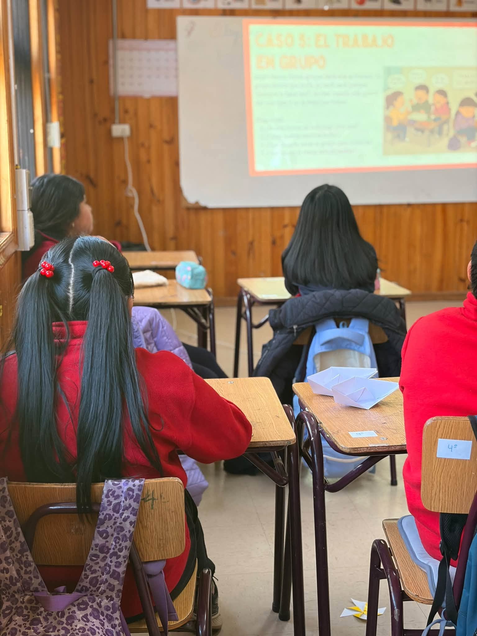 Curso de 4° básico observa una presentación sobre trabajo en grupo y respeto