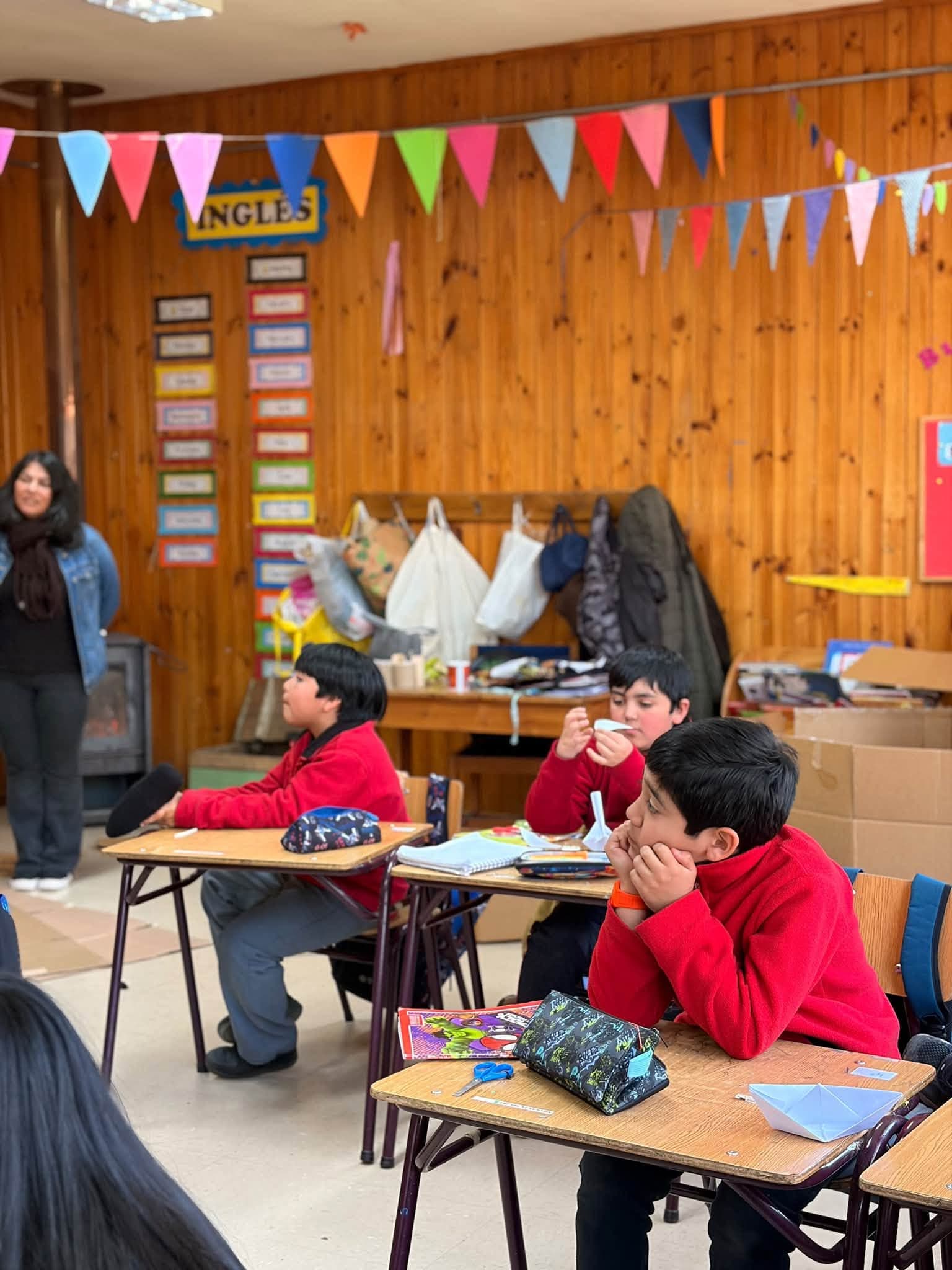 Estudiantes participan en una dinámica sobre espacio personal y establecimiento de límites