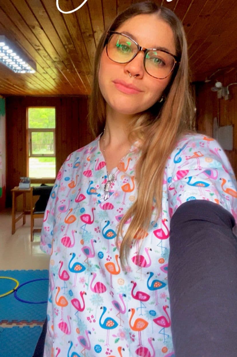 Retrato institucional de Constanza Arévalo, terapeuta ocupacional del Programa de Integración Escolar