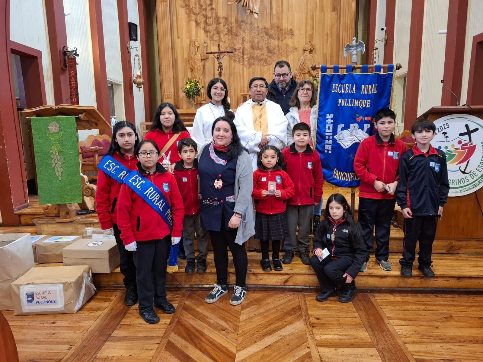 Delegación de Escuela Rural Pullinque participando en una actividad comunitaria