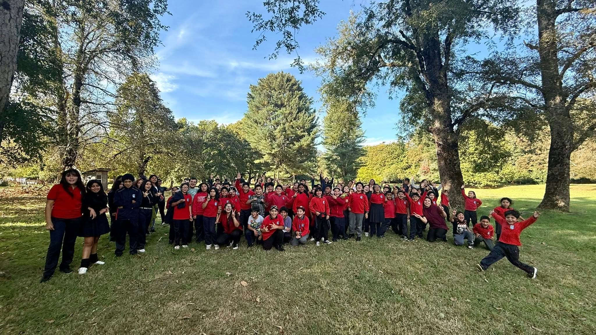 Comunidad educativa de Escuela Rural Pullinque reunida en un entorno natural