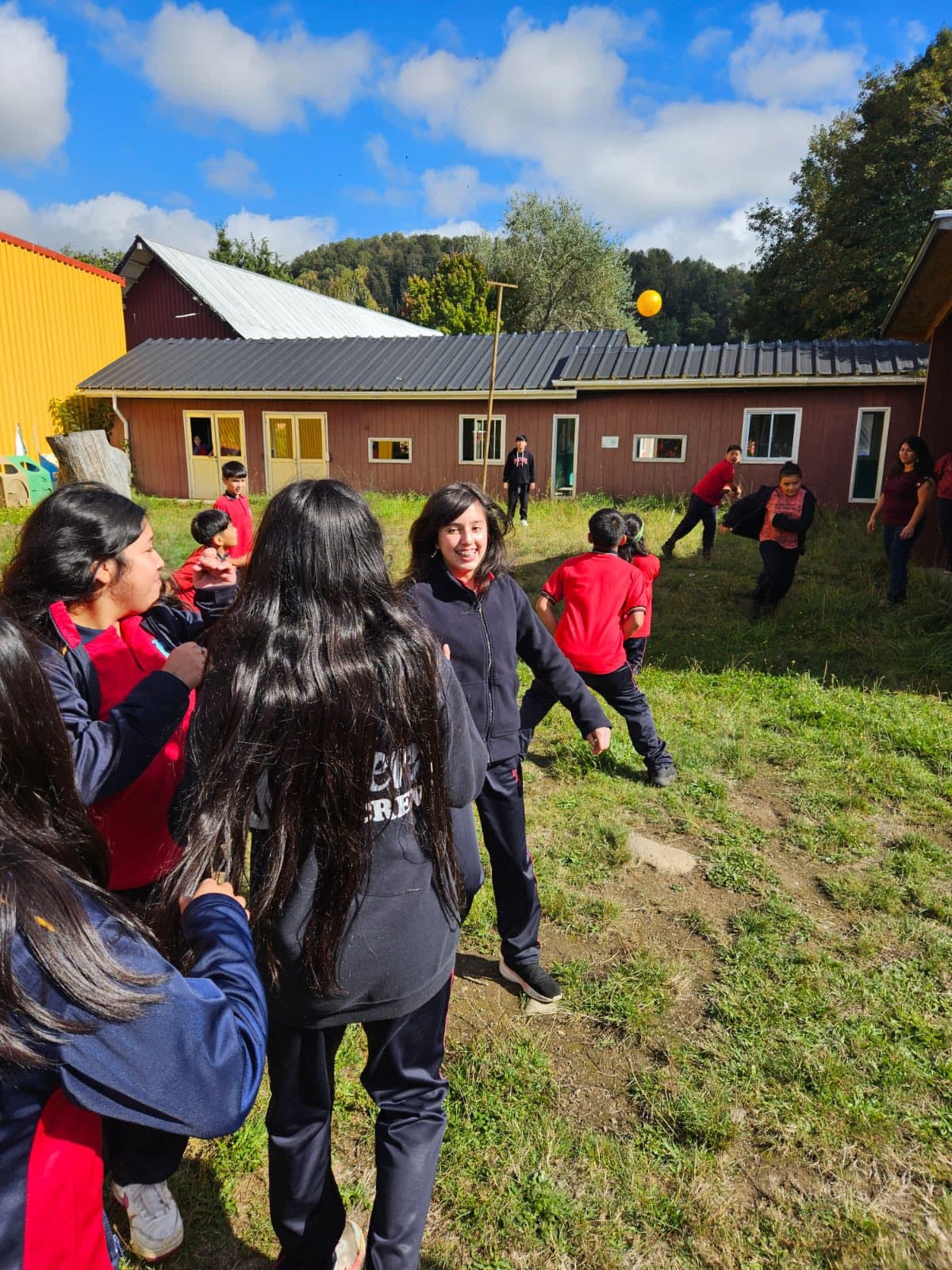 Estudiantes compartiendo una actividad preventiva y formativa de convivencia