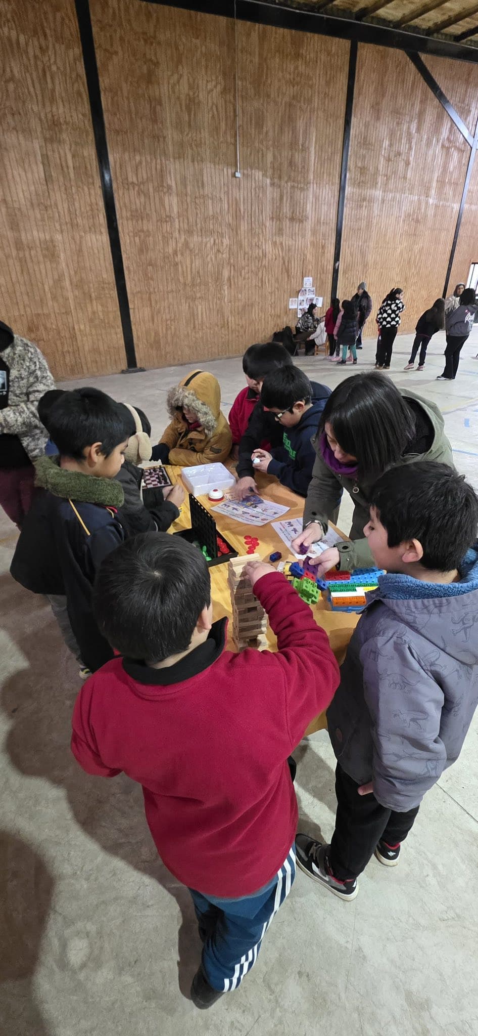 Estudiantes participando en juegos escolares y actividades colaborativas