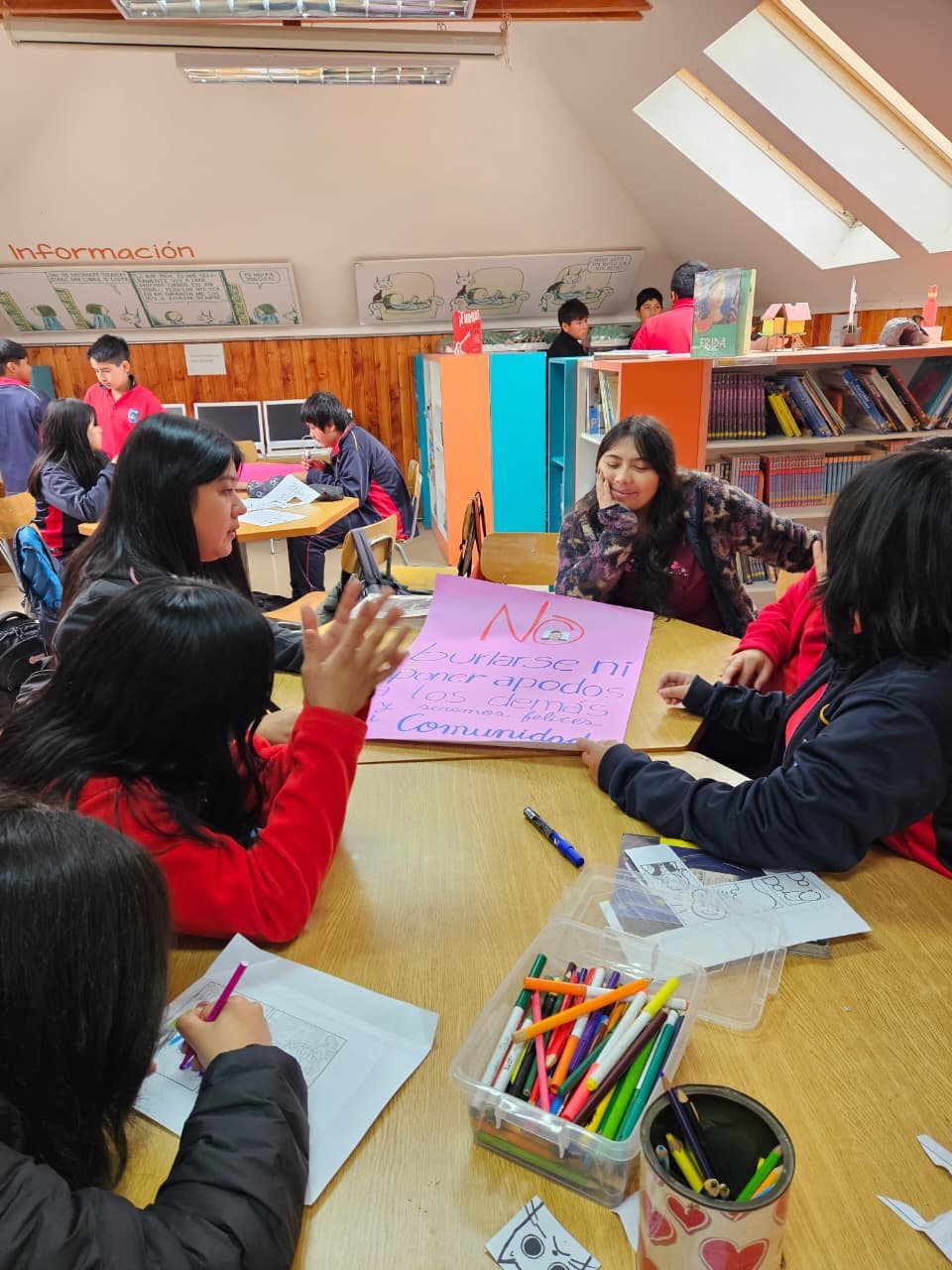 Estudiantes trabajando colaborativamente en el Centro Lector de Escuela Rural Pullinque