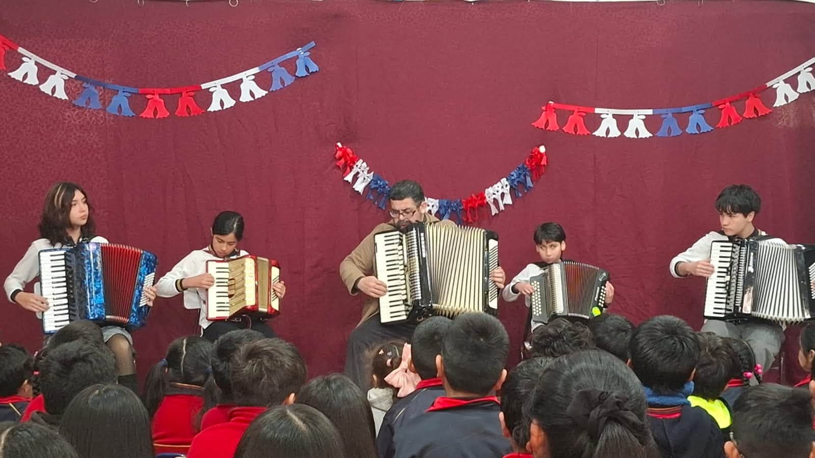 Intérpretes ofrecen un concierto de acordeones ante la comunidad escolar