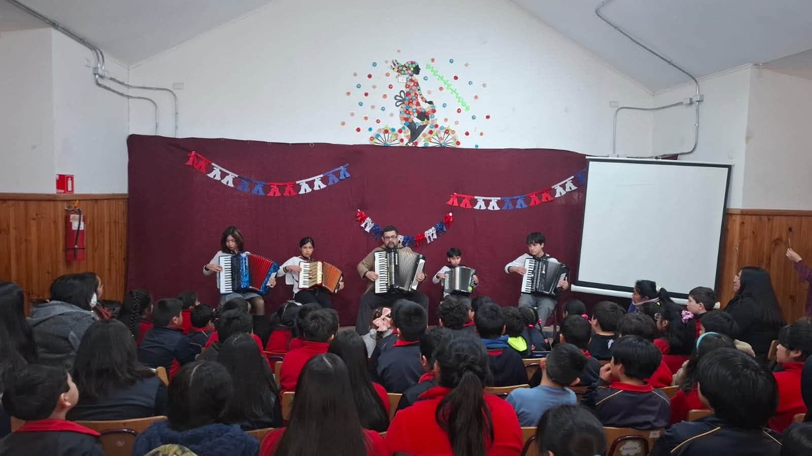 Estudiantes observan el concierto educativo realizado en la escuela
