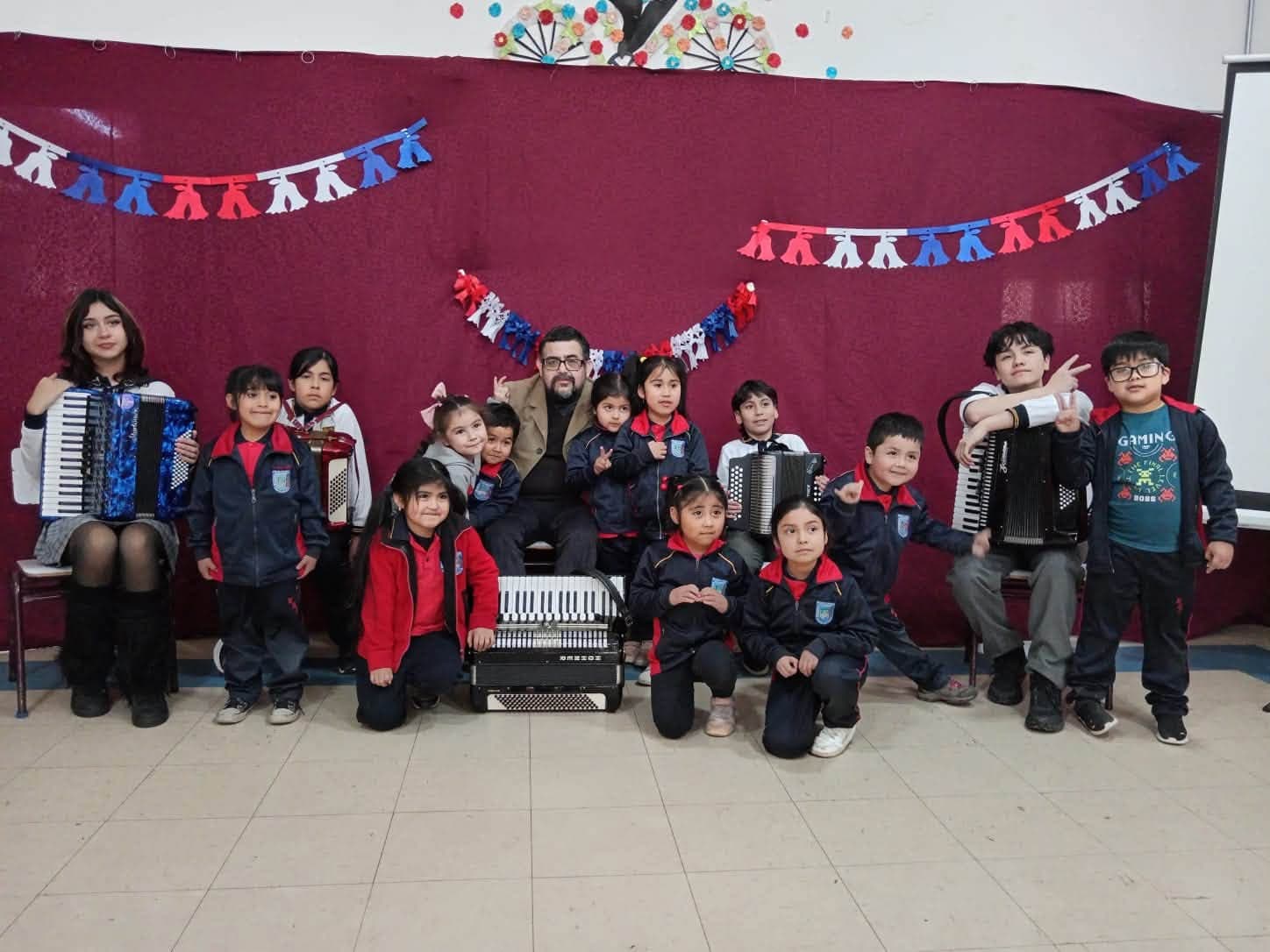 Estudiantes comparten una fotografía con músicos y acordeones tras la presentación