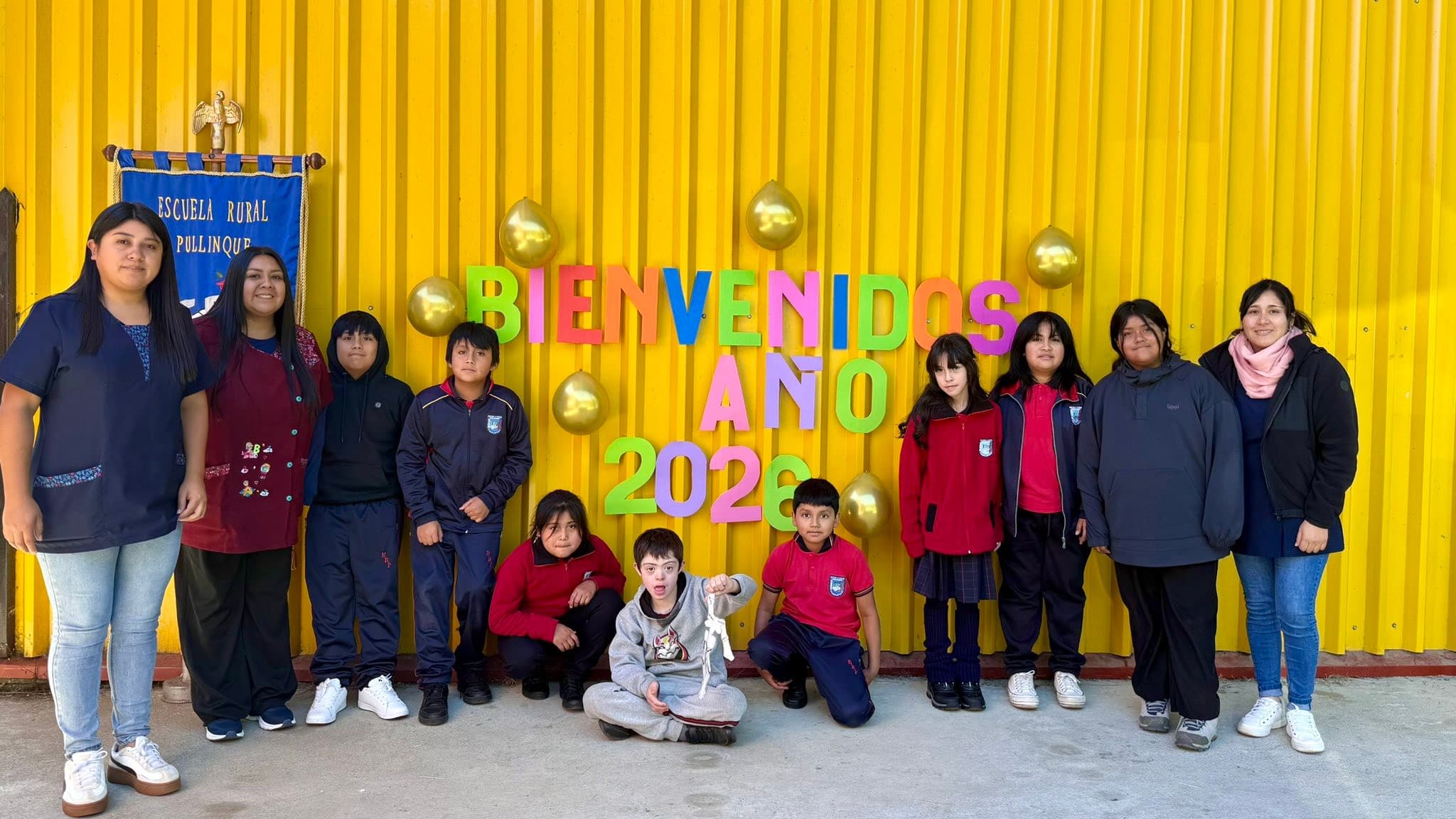 Comunidad educativa de la Escuela Rural Pullinque durante la bienvenida al año escolar 2026
