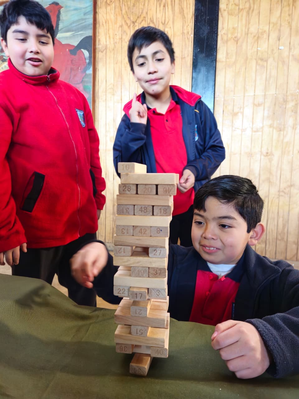Estudiantes de la Escuela Rural Pullinque participando en juegos recreativos durante la conmemoración del Día del Niño