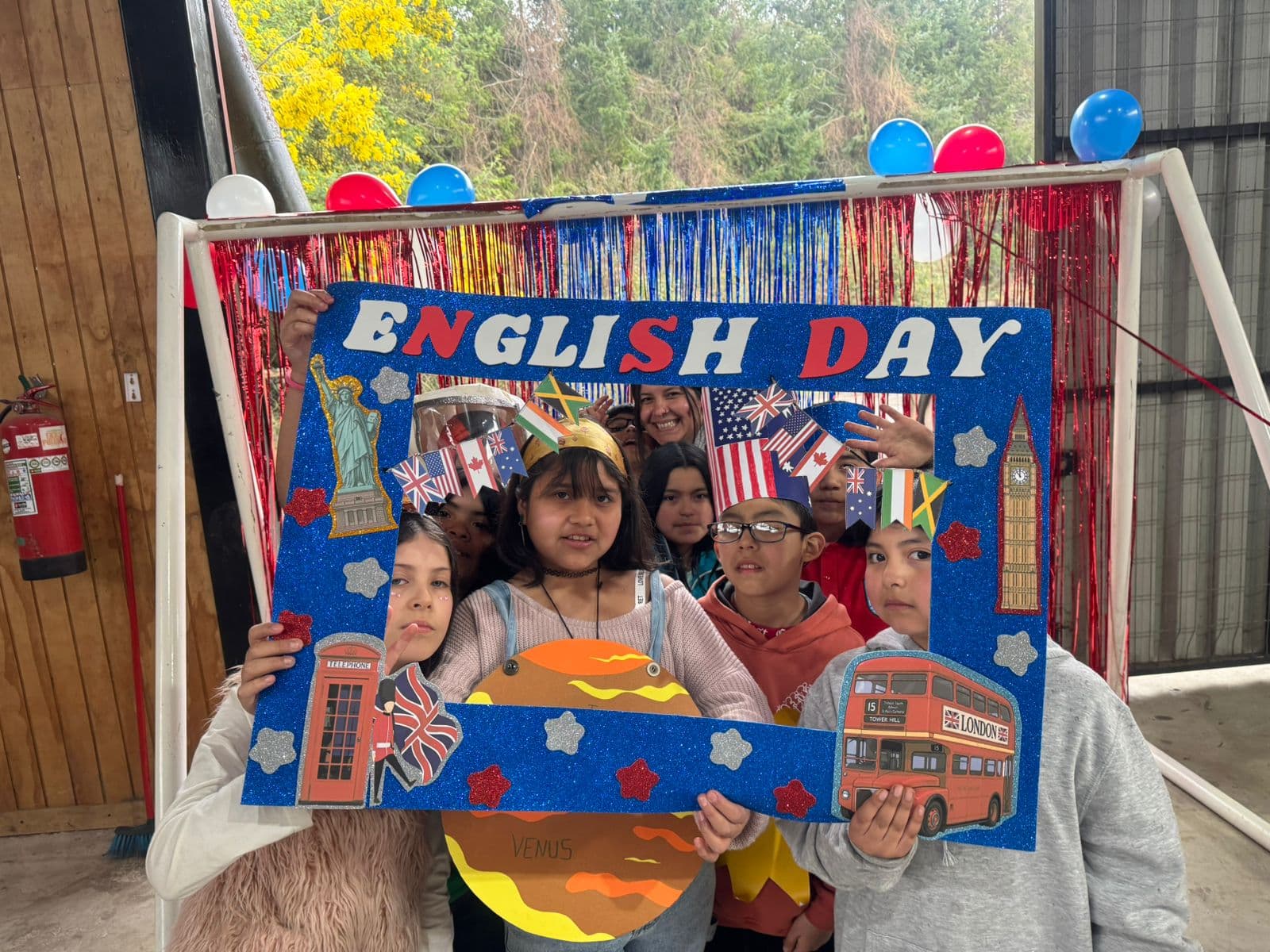 Estudiantes de la Escuela Rural Pullinque junto al marco English Day durante la celebración de English Week