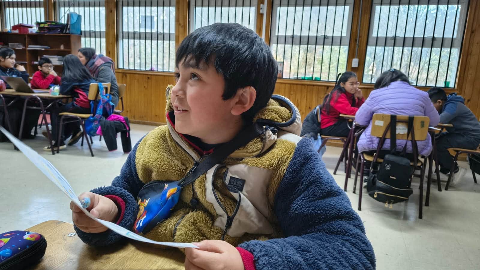Estudiante revisa una guía de lenguaje durante la Comunidad de Aprendizaje