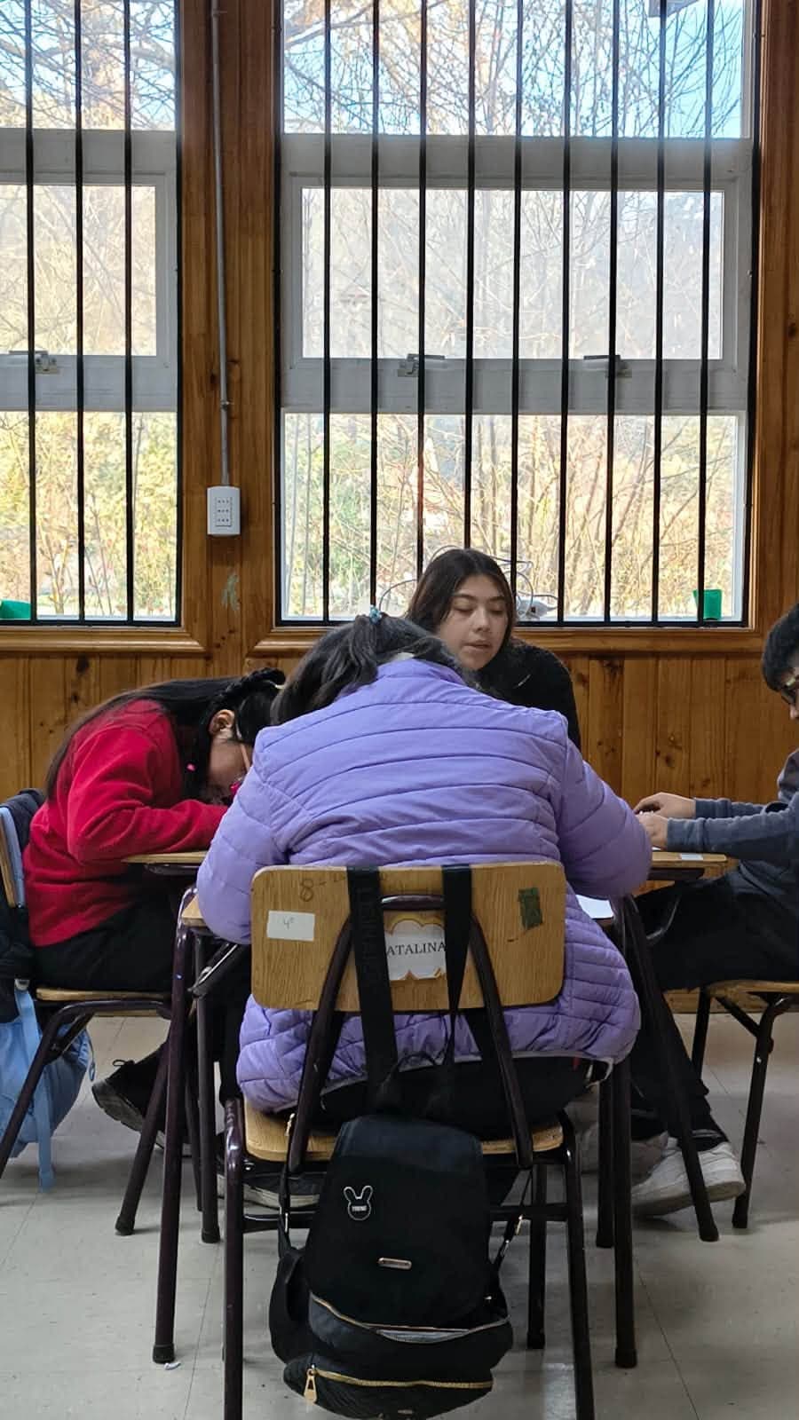 Estudiantes colaboran en la creación de ejemplos de figuras literarias