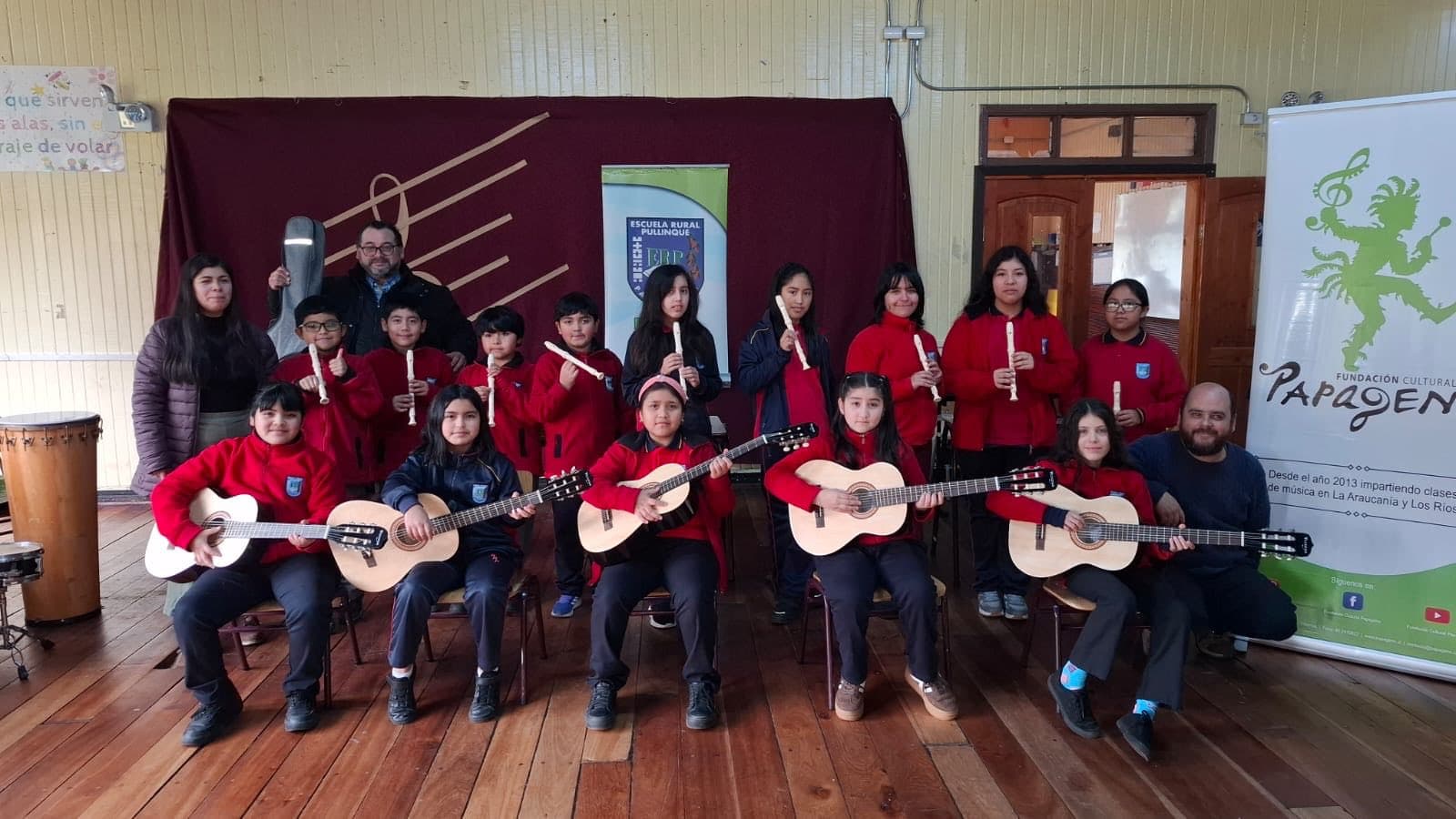 Entrega de instrumentos musicales de Fundación Papageno a la Escuela Rural Pullinque