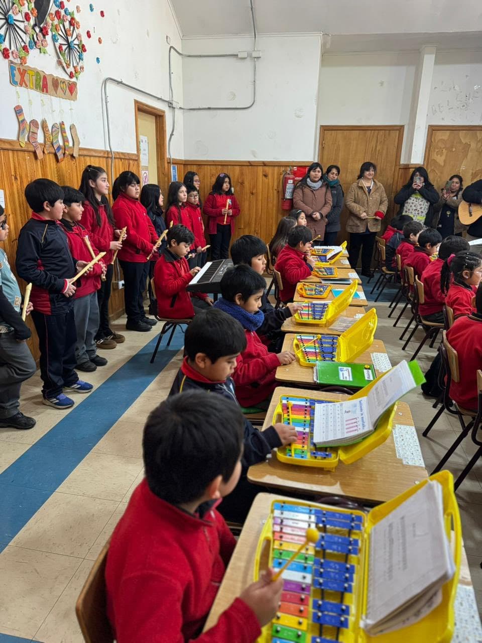 Estudiantes de la Escuela Rural Pullinque participando en una intervención musical durante la Semana Artística