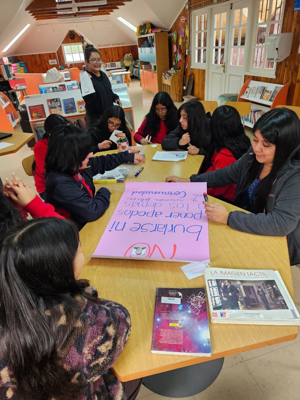Comunidad educativa de la Escuela Rural Pullinque participando en una jornada de actualización de protocolos de actuación