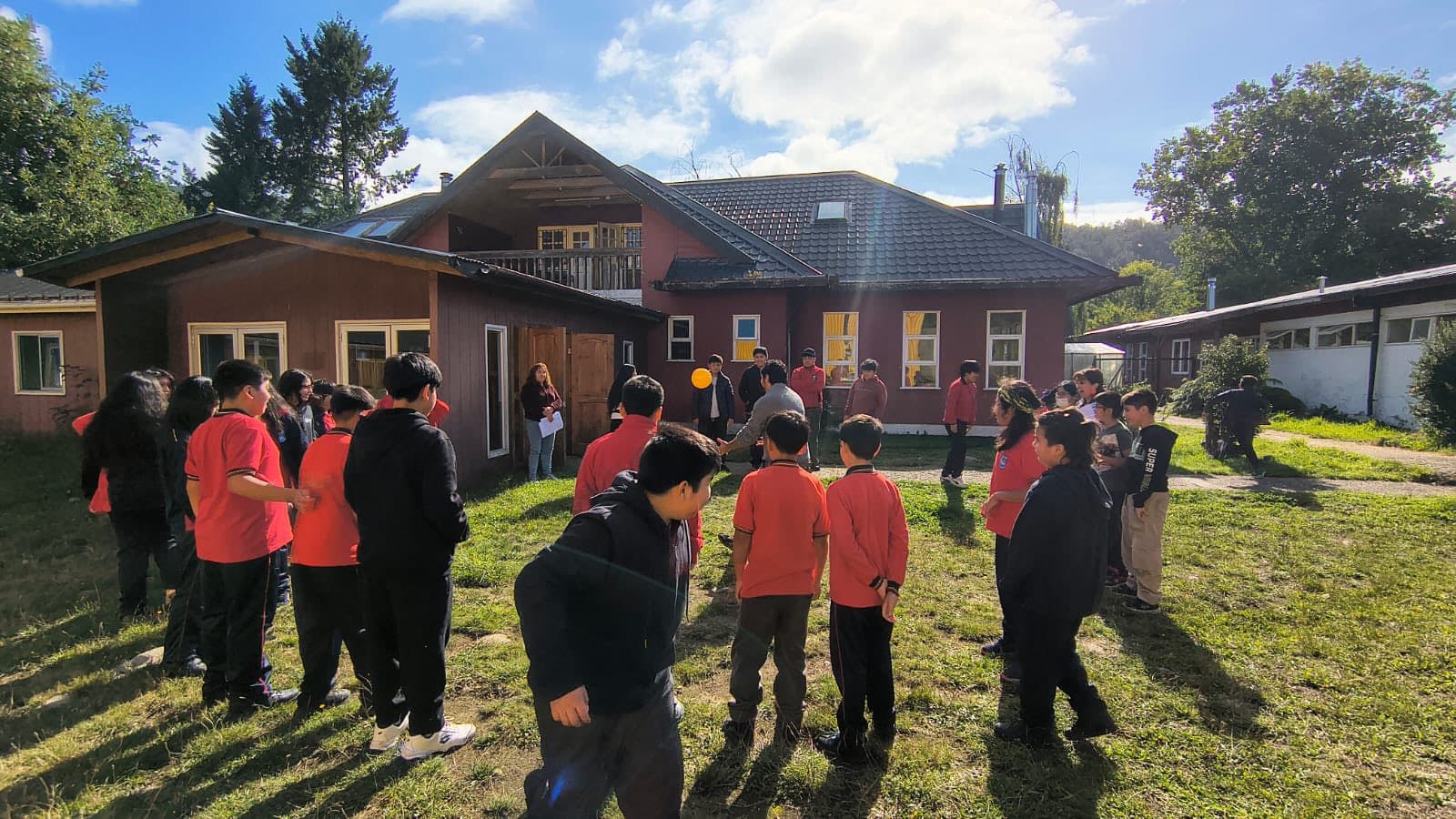 Estudiantes participando en una jornada de prevención de ciberacoso en el patio escolar