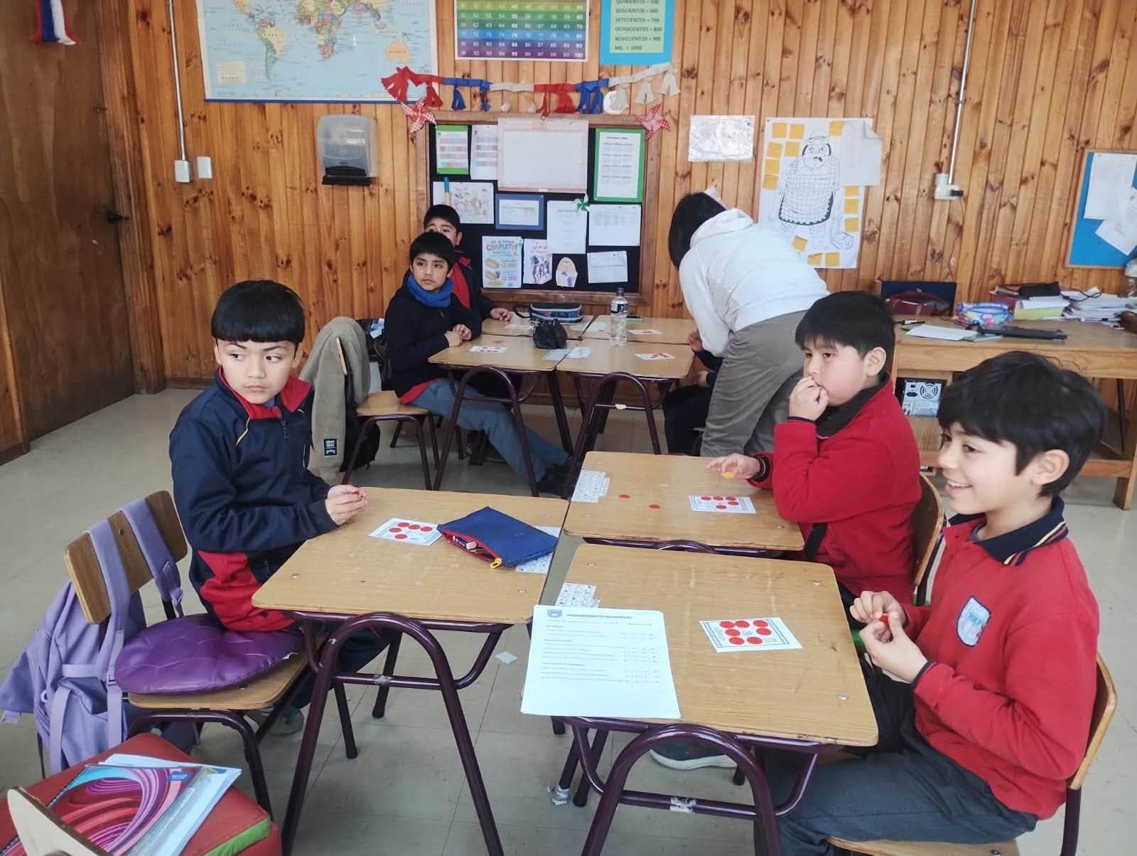 Estudiantes participan en el bingo matemático organizado en la sala de clases