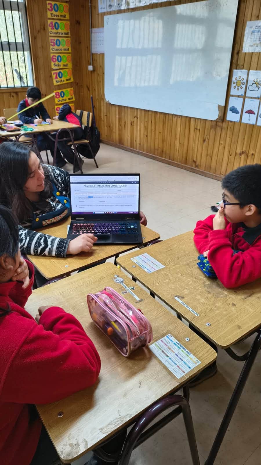 Estudiantes observan una actividad digital sobre longitudes y unidades de medida