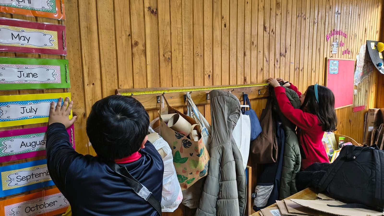 Estudiantes miden en equipo distintos espacios y objetos de la sala de clases
